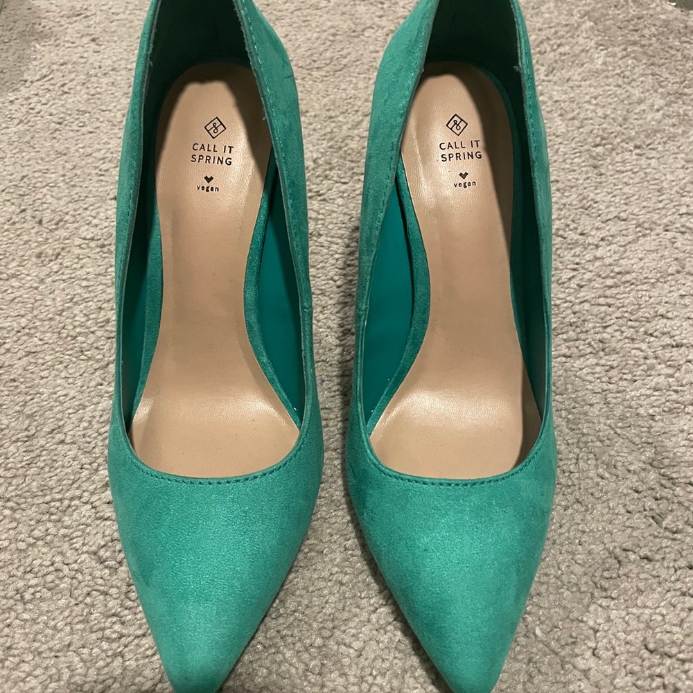 Never worn, green high pumps no box
